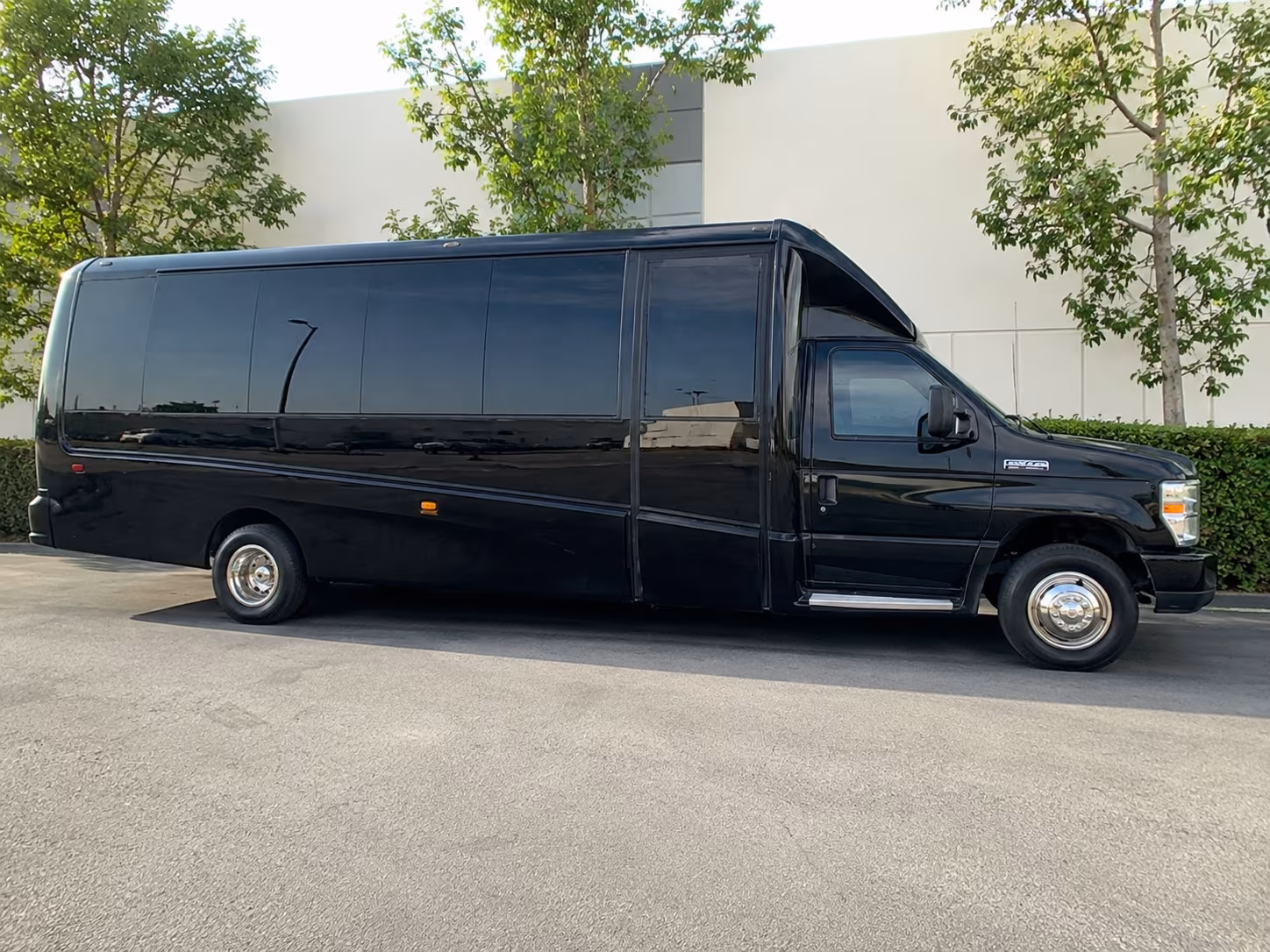 guest shuttles to solera kitchen wine bar and wedding venues around downey